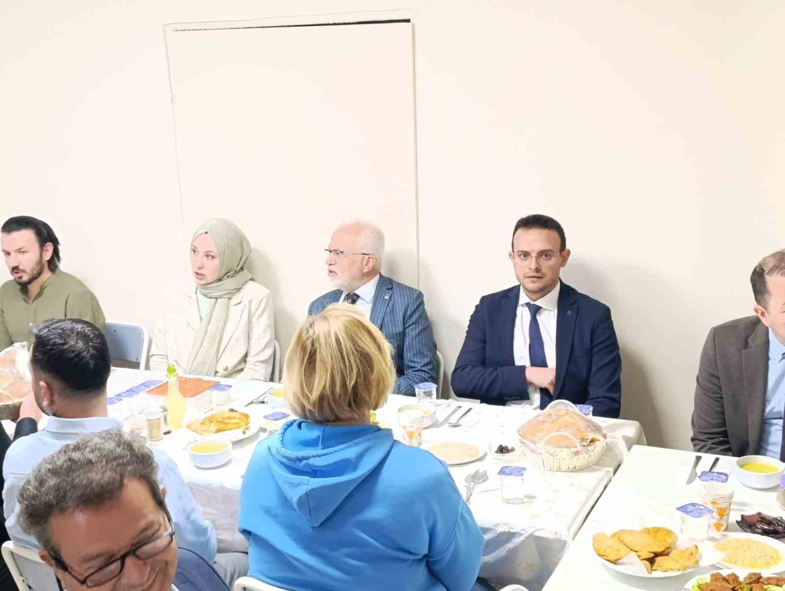 İl Sağlık M&uuml;d&uuml;r&uuml; Bildirici, hastane personeliyle iftar yapmayı s&uuml;rd&uuml;r&uuml;yor
