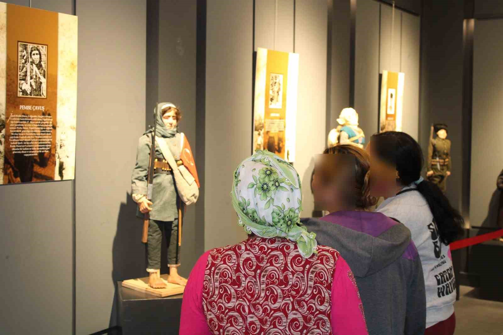 Kadın y&uuml;k&uuml;ml&uuml;ler &rsquo;Kahraman T&uuml;rk Kadınları Sergisi&rsquo;ni inceledi
