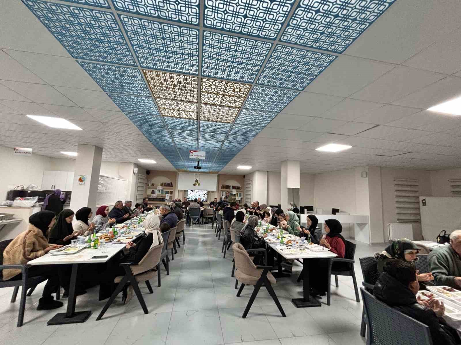 Gediz&rsquo;de &uuml;niversite &ouml;ğrencileri şehit yakınları ile iftarda buluştu
