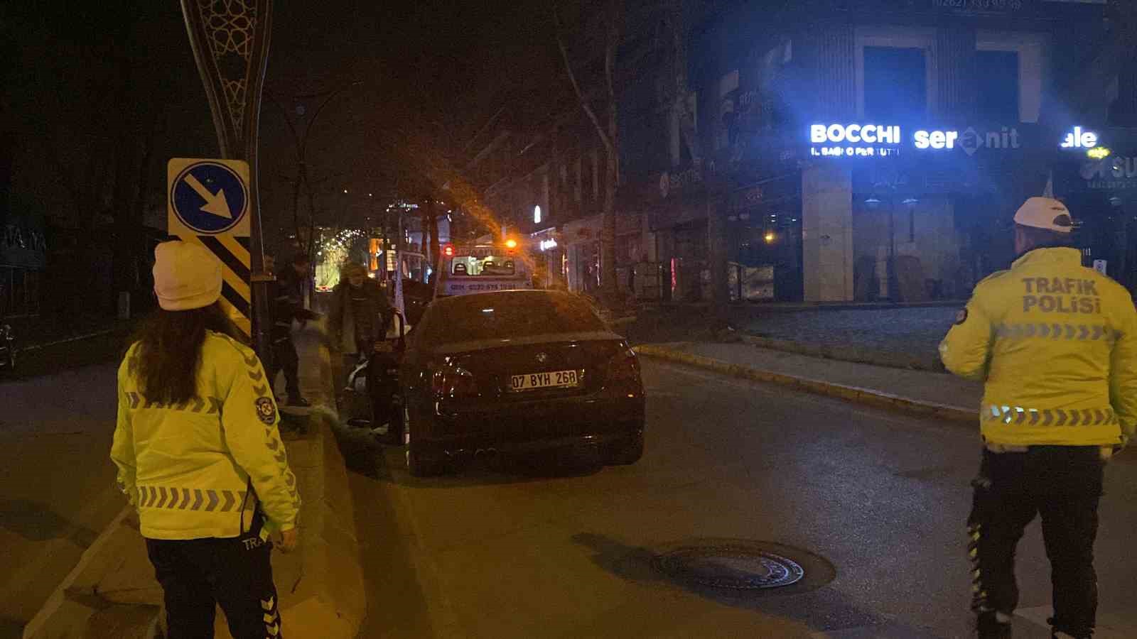 Kocaeli’de aydınlatma direğine çarpan otomobilin tekerleği koptu: 3 yaralı
