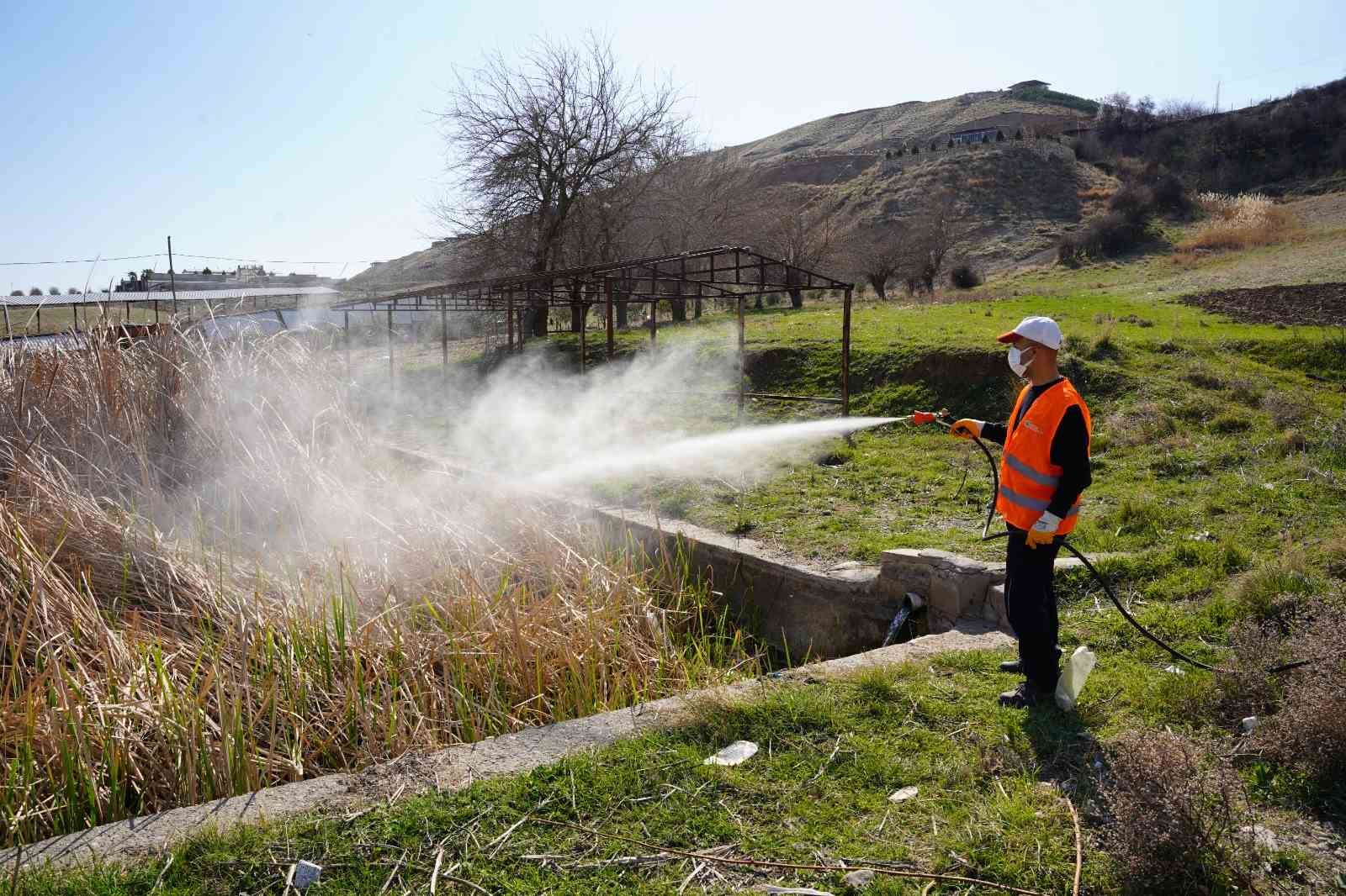 Kahta Belediyesi, ilaçlama çalışmalarına devam ediyor