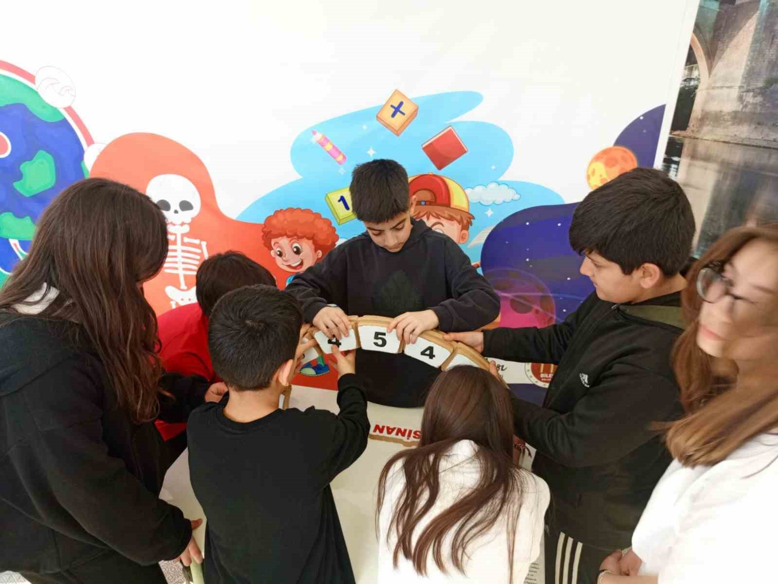 Bilgi Evi okul gibi faaliyet gösteriyor