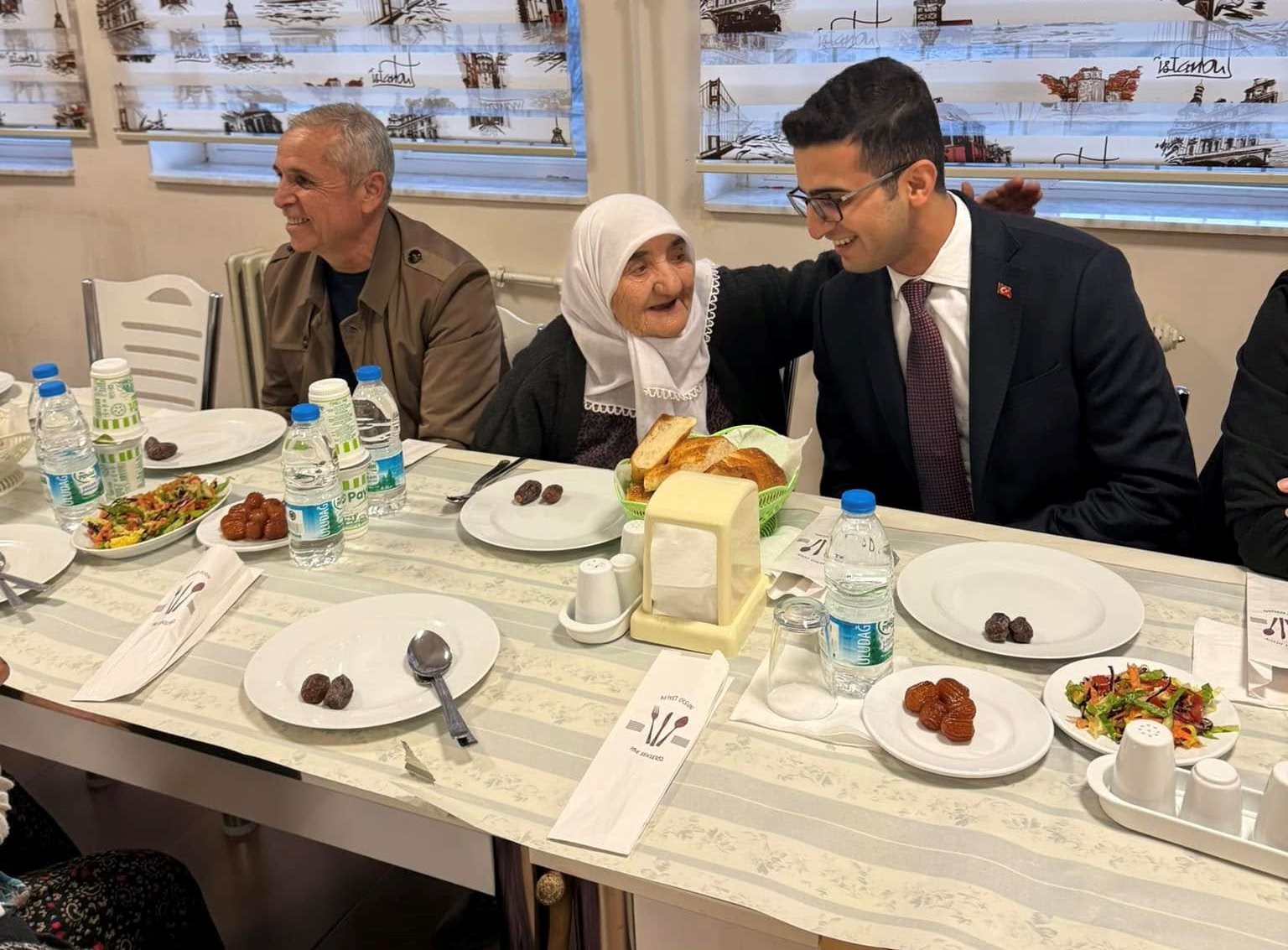 Kaymakam &Ccedil;elik, 65 yaş &uuml;st&uuml; ailelerle iftarda buluştu
