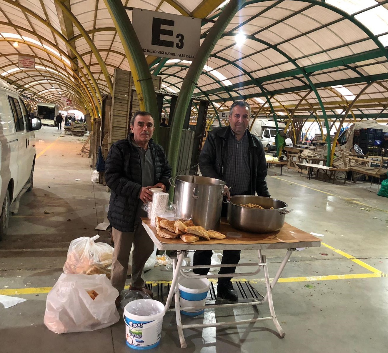 Gediz’de hayırsever esnaftan iftar ikramı