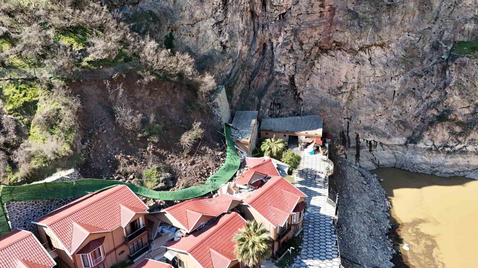 Artvin&rsquo;de bir otelin istinat duvarı &ccedil;&ouml;kt&uuml;: 1 yaralı
