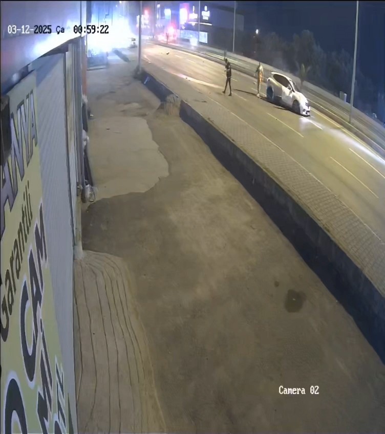 Edremit&rsquo;te kaldırıma savrulan otomobildeki 2 kişi yaralandı
