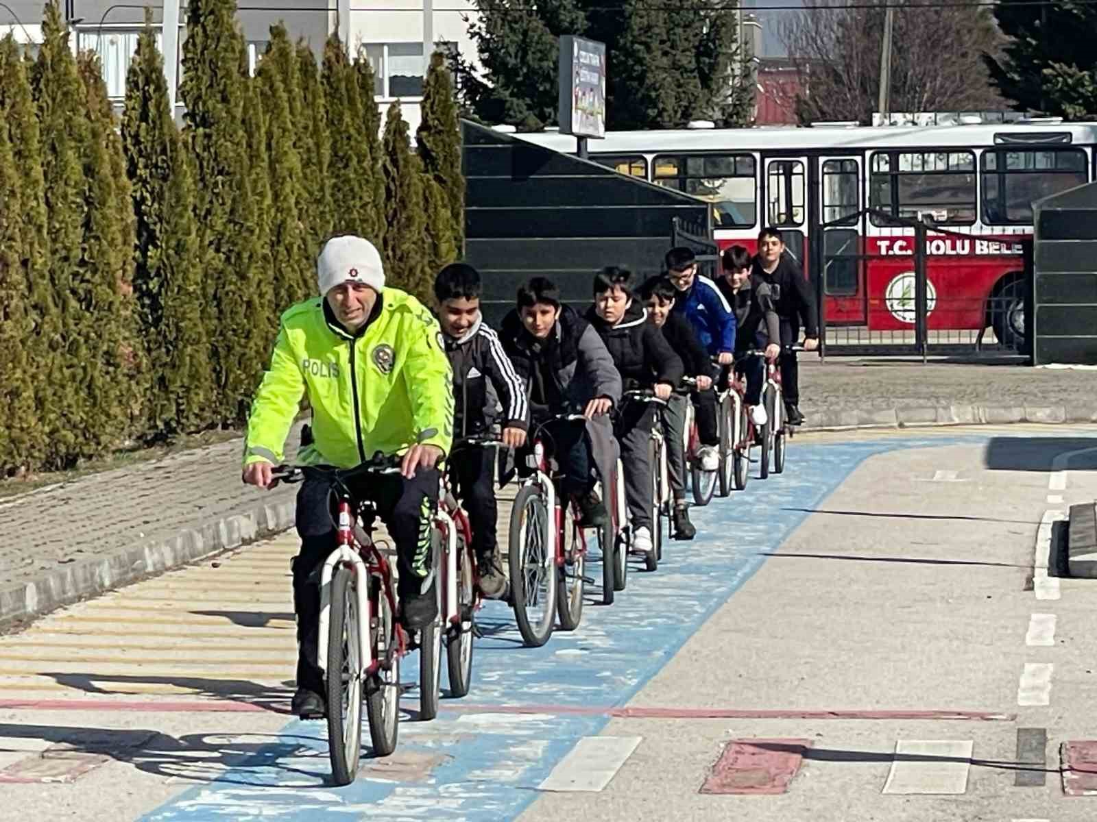 Çocuklar trafik kurallarını eğlenerek öğreniyor
