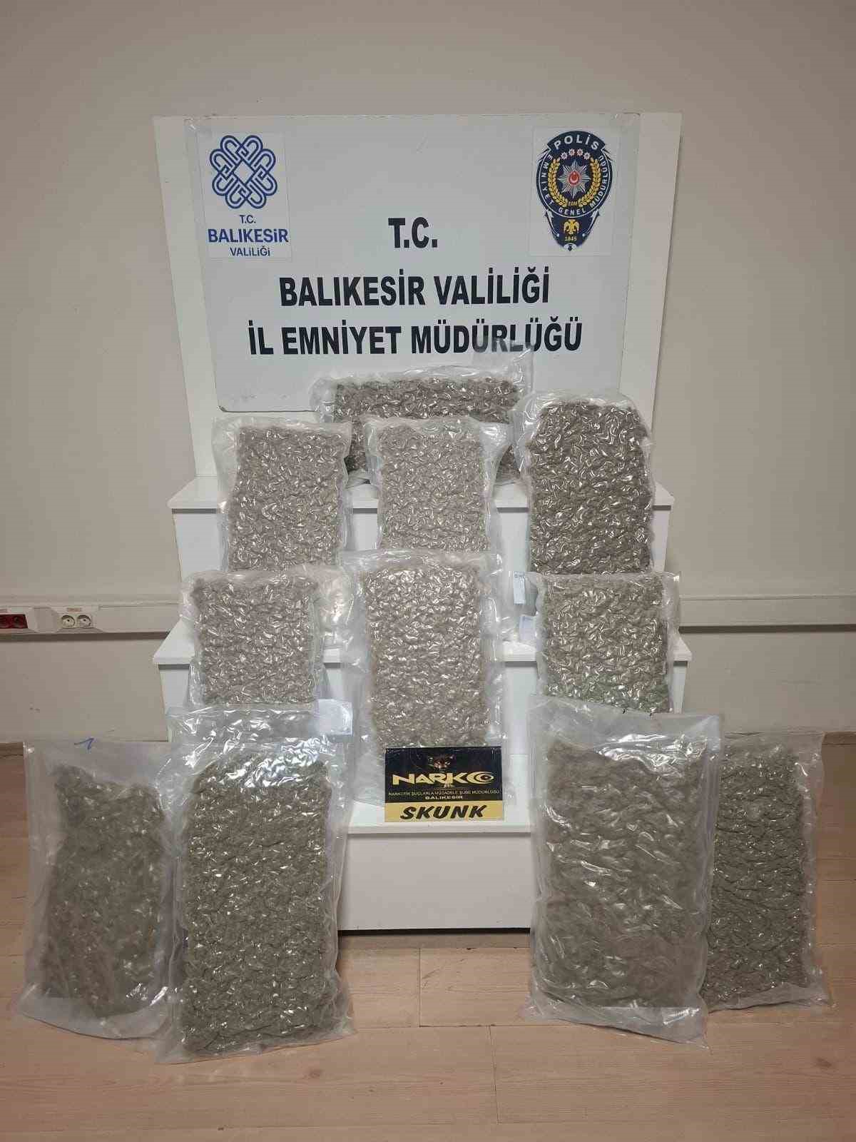 Balıkesir&rsquo;de 12 kilo esrar ele ge&ccedil;irildi
