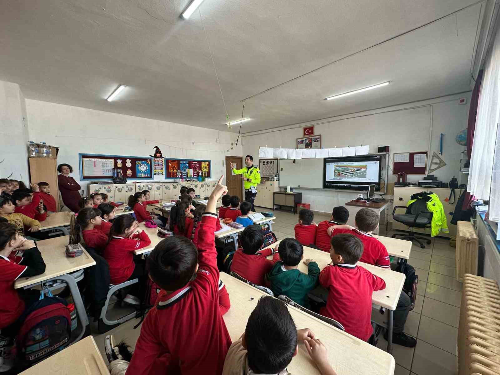 Polislerden &ouml;ğrencilere trafik eğitimi
