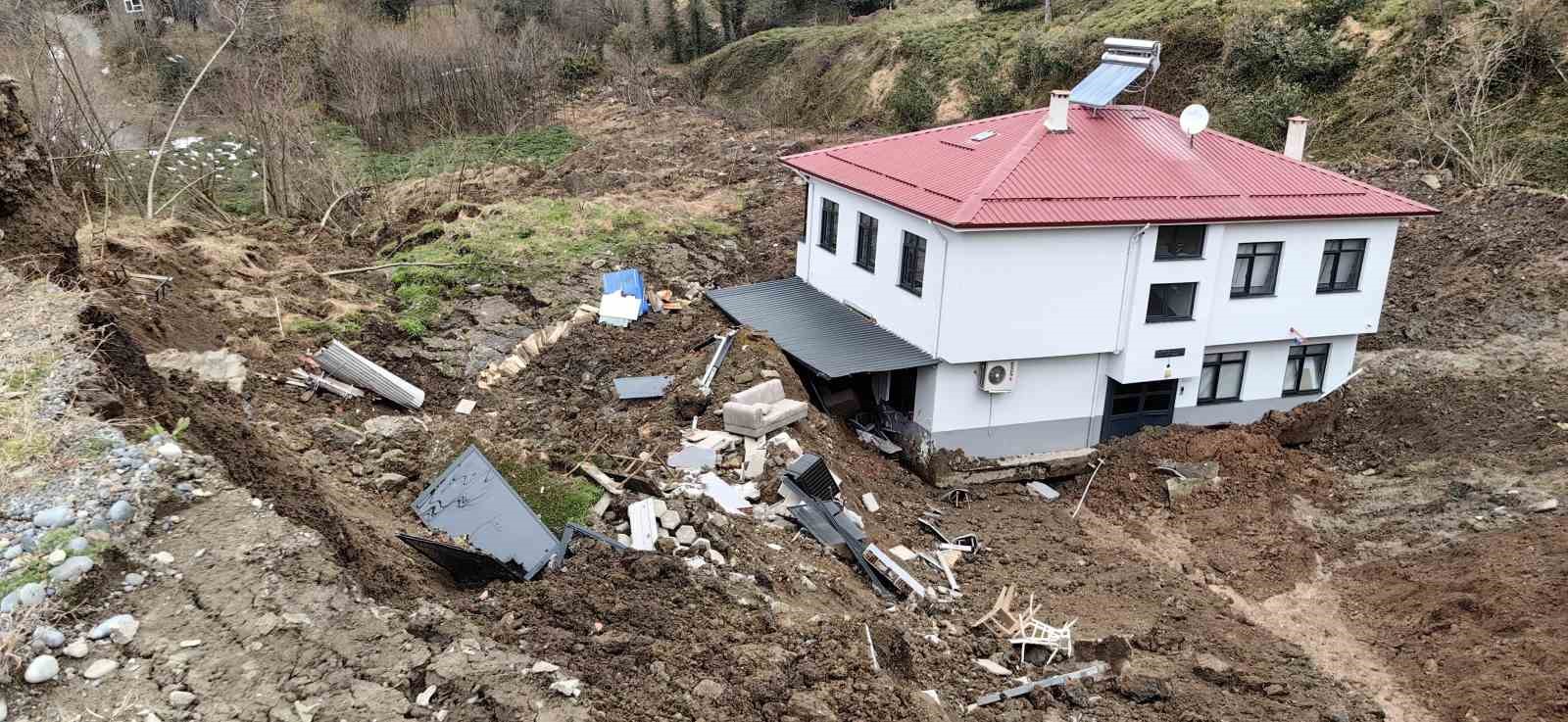 Yapısal bütünlüğü bozulmadan 50 metre sürüklenen evin bulunduğu bölge afet bölgesi kapsamına alındı
