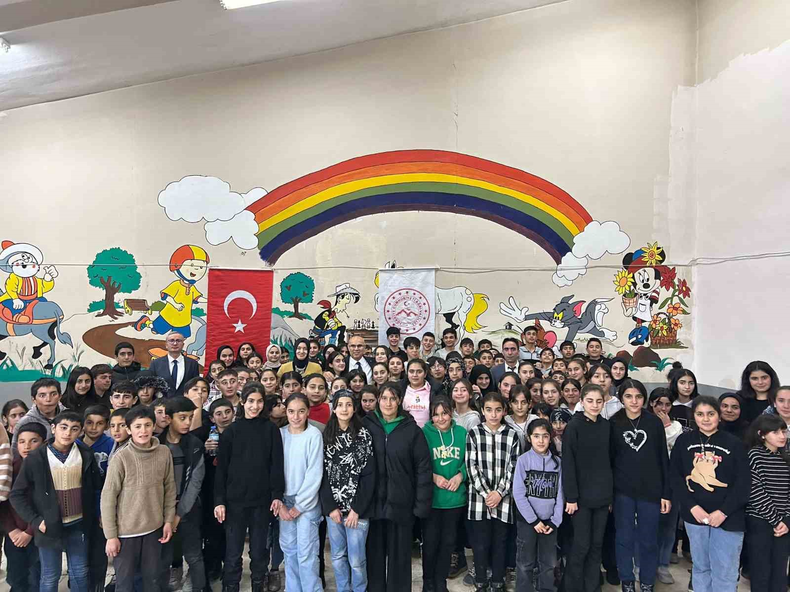 Ağrı Valisi Ko&ccedil;, Ozanlar YBO pansiyonundaki &ouml;ğrencilerle iftarda bir araya geldi
