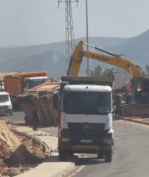 Virajı alamayan kamyon devrildi: 1 yaralı