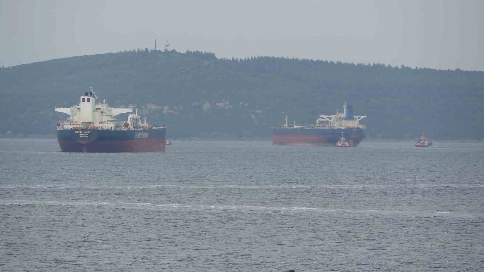 Tersane bakımına götürülen 274 metrelik tanker Çanakkale Boğazı’ndan yedeklenerek geçti
