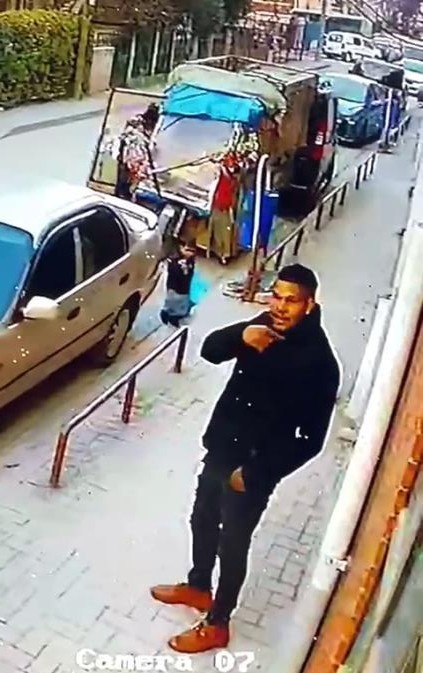 Biri oyaladı, diğeri kucağındaki bebekle çaldı
