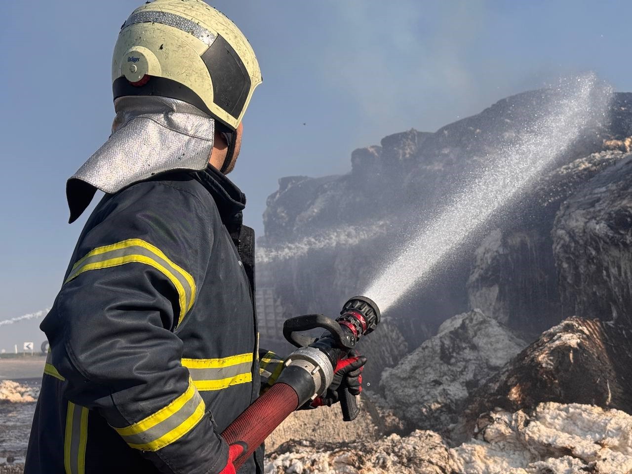 Şanlıurfa’da pamuk yüklü tır alev alev yandı
