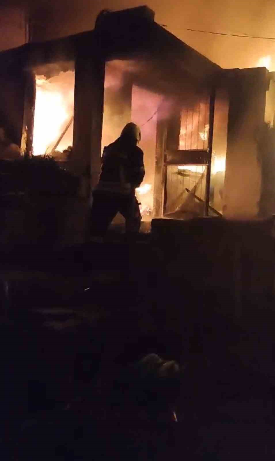 Tarsus’ta 2 katlı evin giriş katında yangın