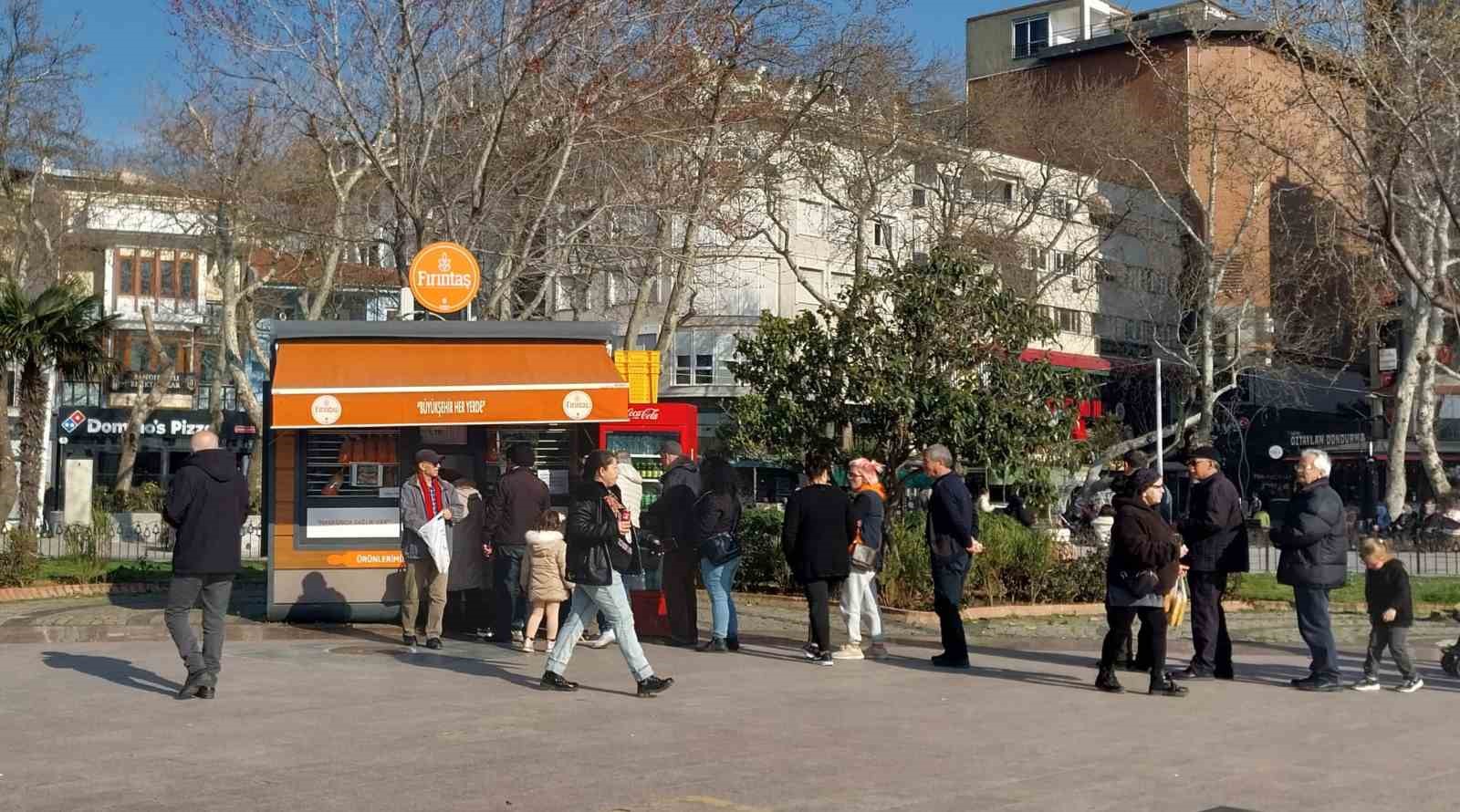 Bandırma’da uygun fiyatlı pide için uzun kuyruklar oluştu