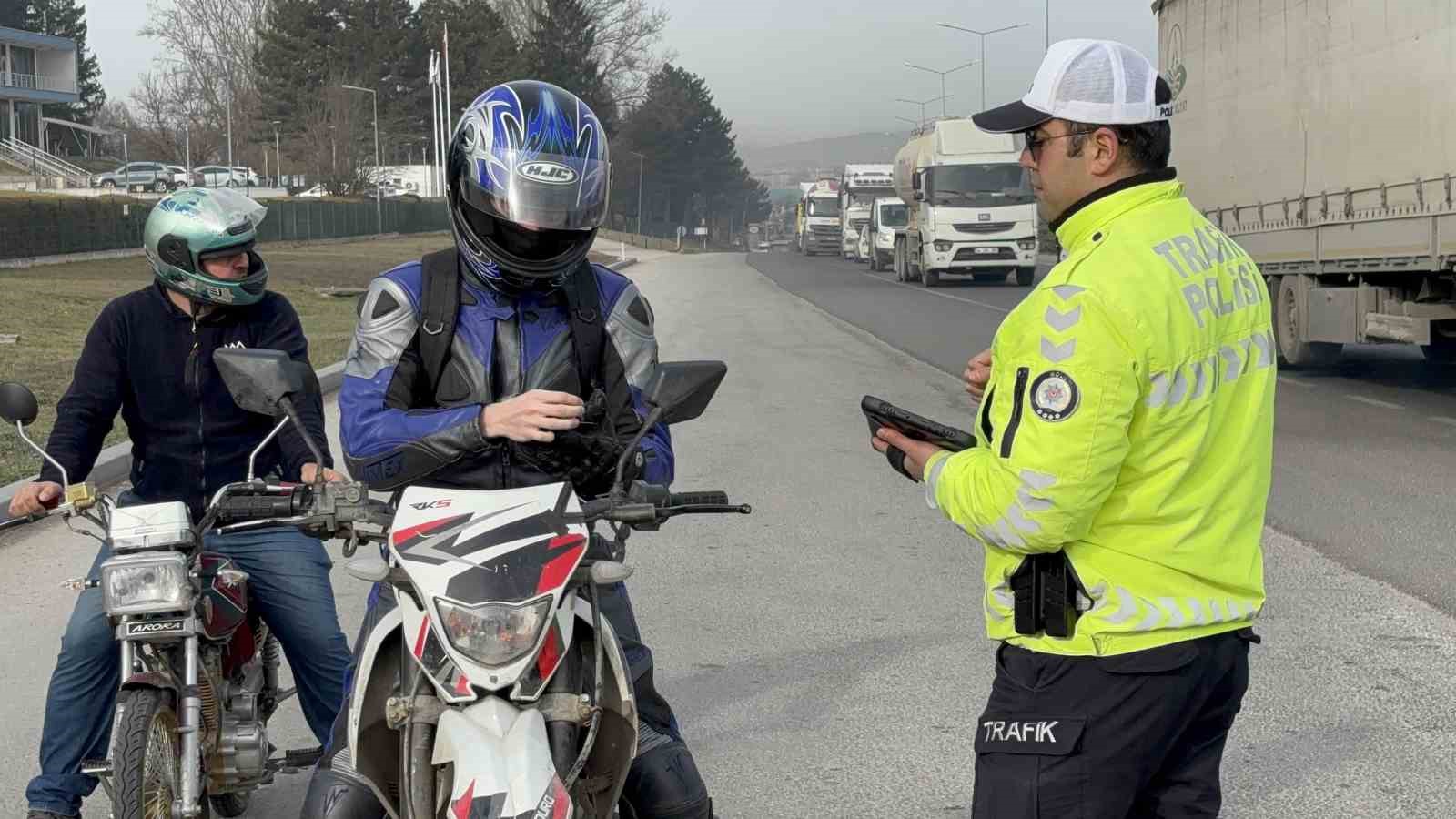 İhbarlı kırmızı ışık denetimi s&uuml;r&uuml;c&uuml;lere g&ouml;z a&ccedil;tırmadı
