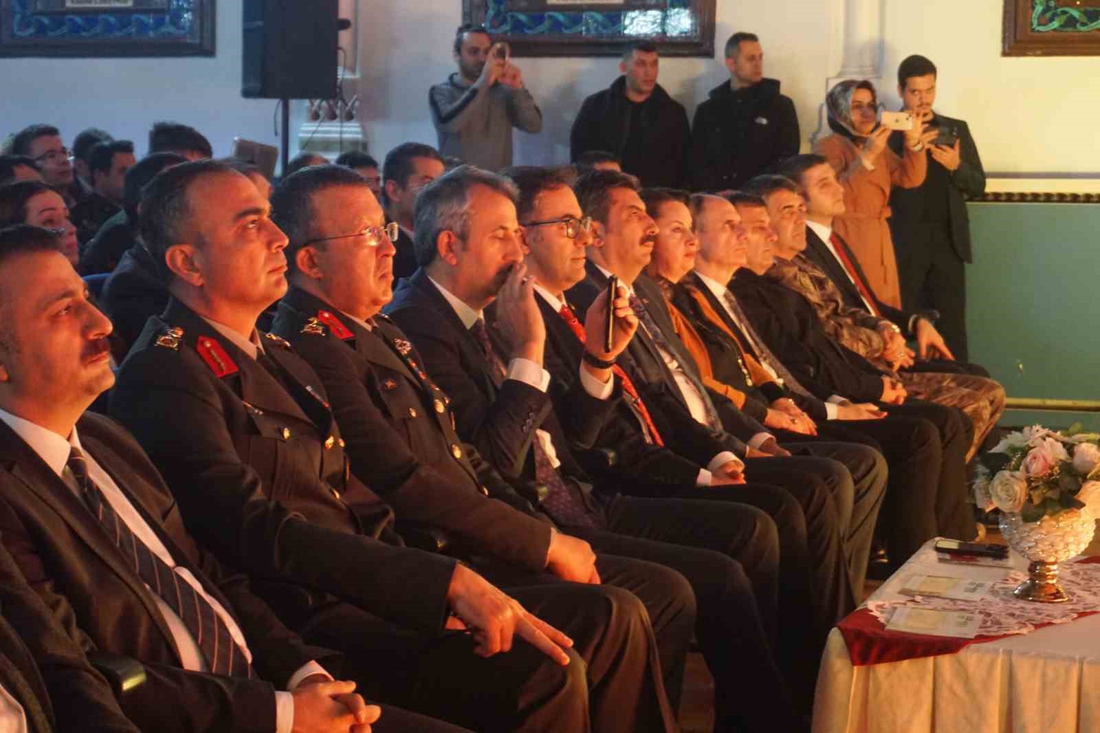 İstiklal Marşı&rsquo;nı ezbere okuyan k&uuml;&ccedil;&uuml;k Zeynep&rsquo;in performansı duygulandırdı
