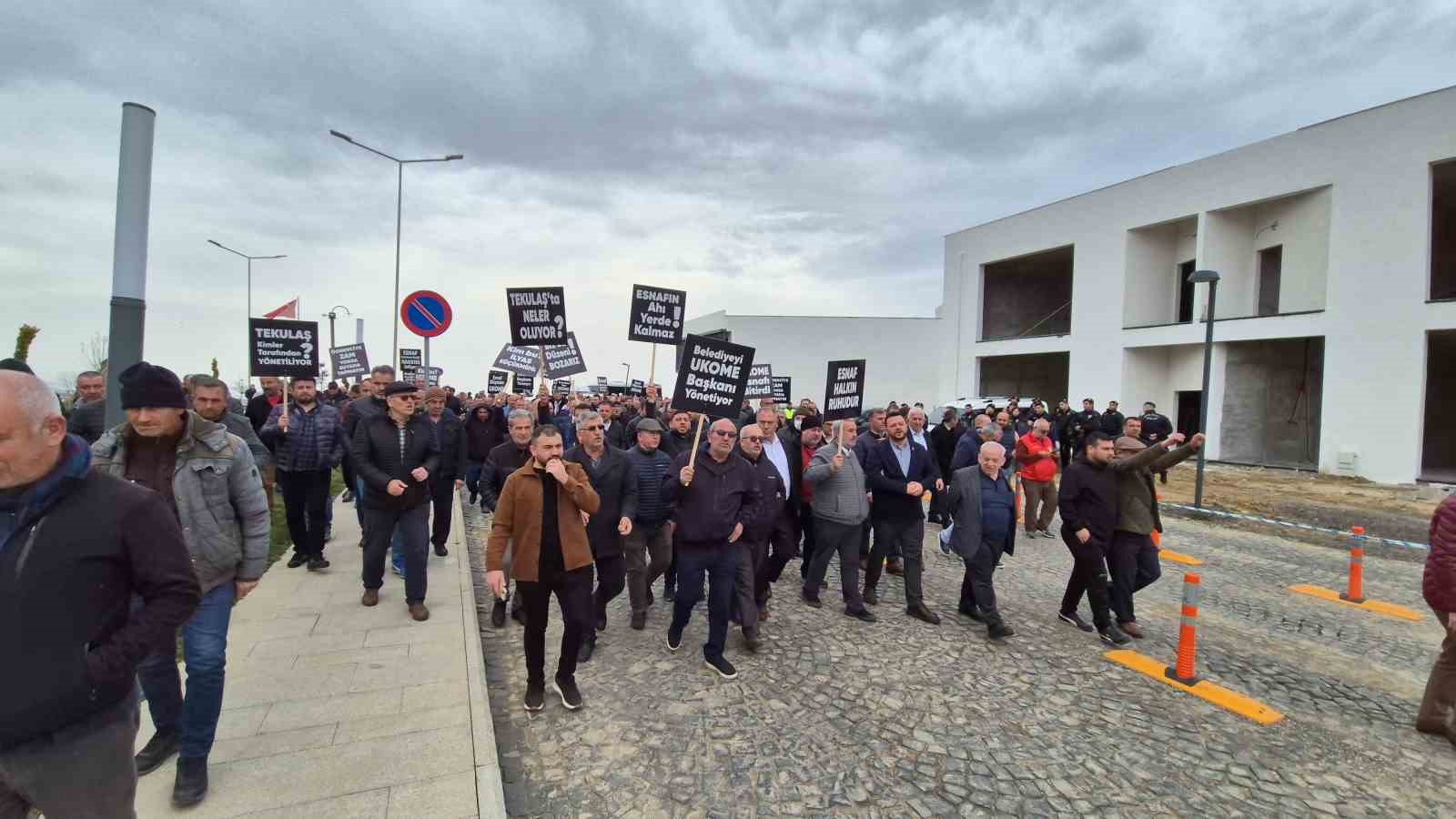 Tekirdağ&rsquo;da onlarca minib&uuml;s belediye &ouml;n&uuml;nde kontak kapattı

