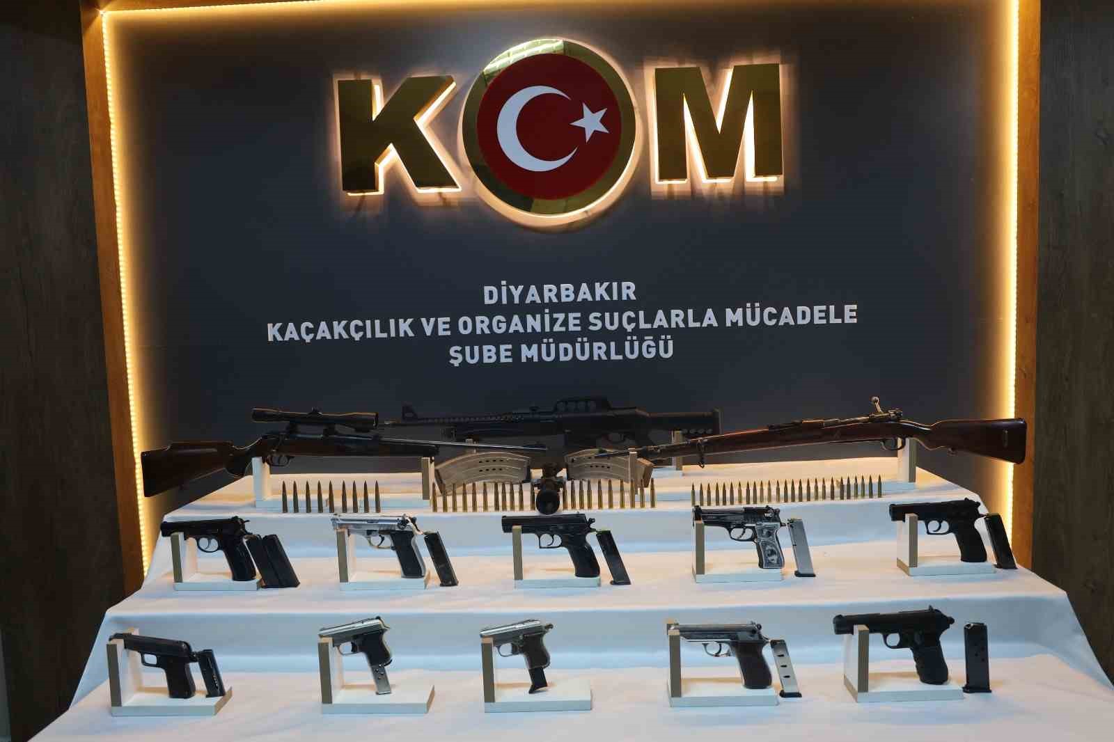 Kargo şirketi araçlarında özel bölmelerde tabanca ve uzun namlulu silahlar ele geçirildi: 17 gözaltı