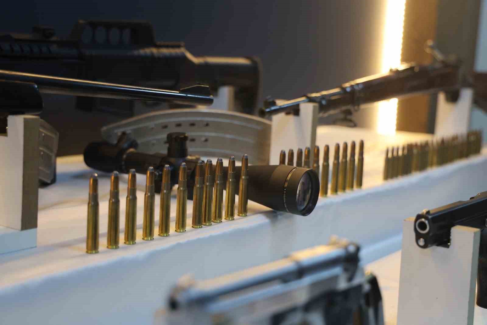 Kargo şirketi ara&ccedil;larında &ouml;zel b&ouml;lmelerde tabanca ve uzun namlulu silahlar ele ge&ccedil;irildi: 17 g&ouml;zaltı
