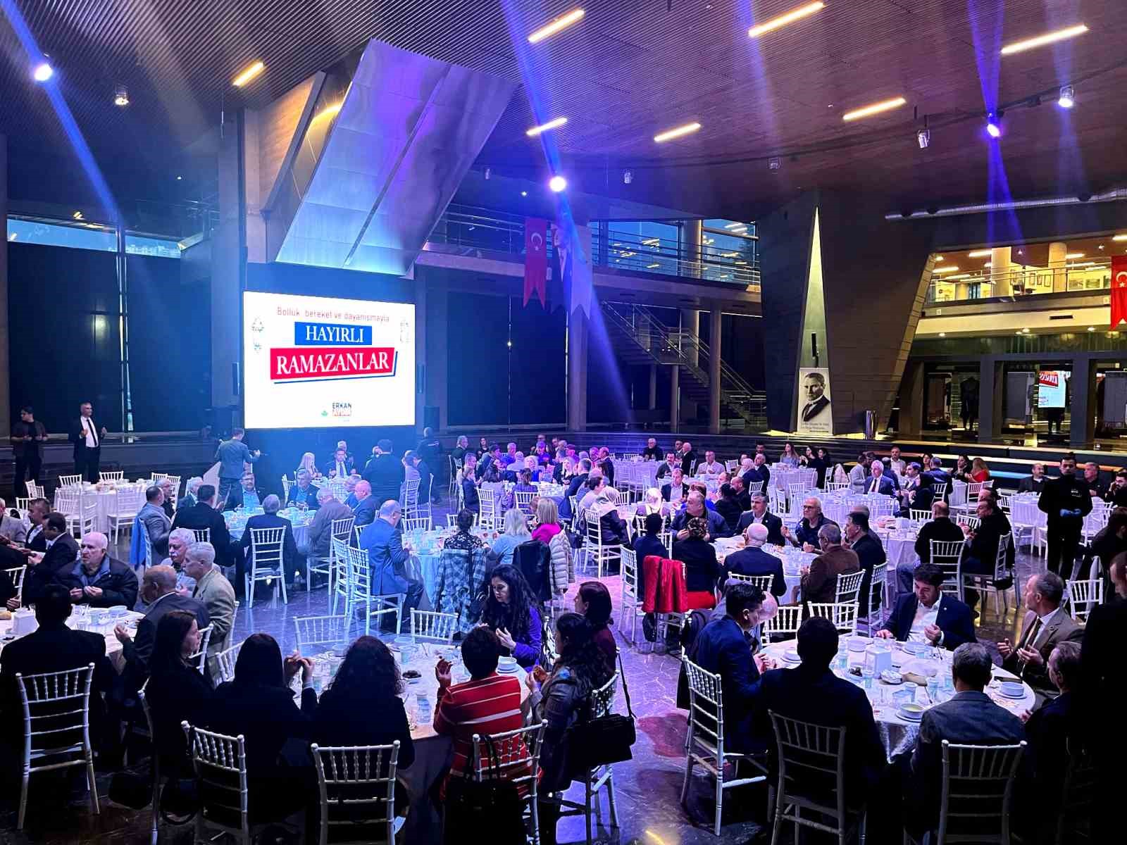 Başkan Aydın muhtarlar ve meclis &uuml;yelerine iftar verdi
