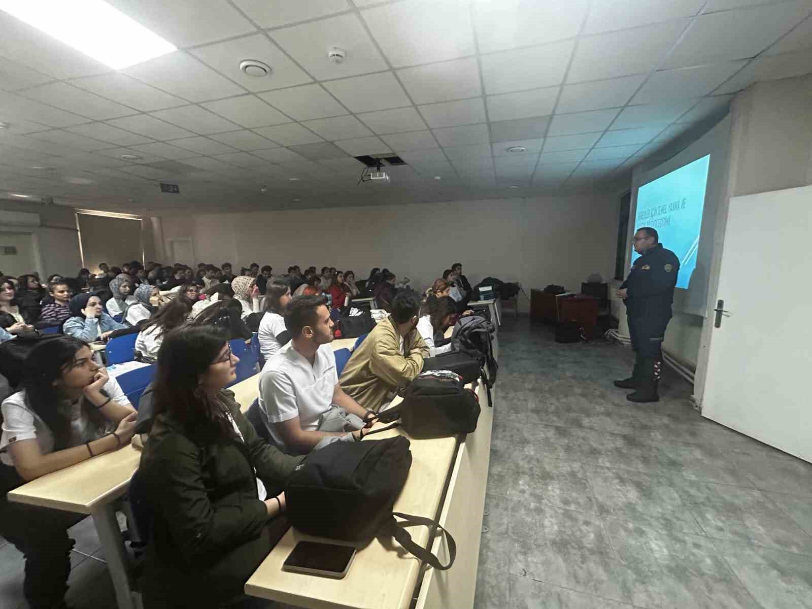 Aydın&rsquo;da itfaiye ekipleri &uuml;niversite &ouml;ğrencilerine yangın ve tahliye eğitimi verdi
