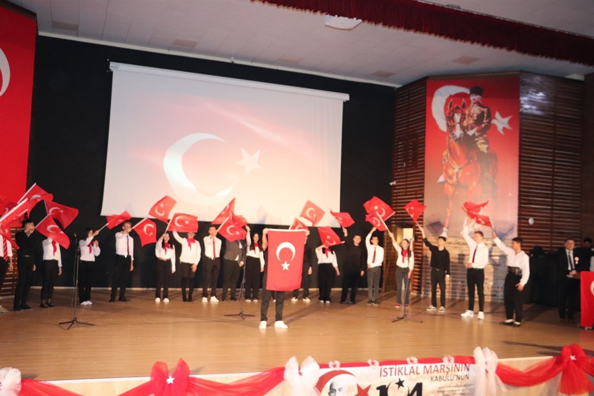 Edremit’te İstiklal Marşı’nın 104. yılı coşkuyla kutlandı