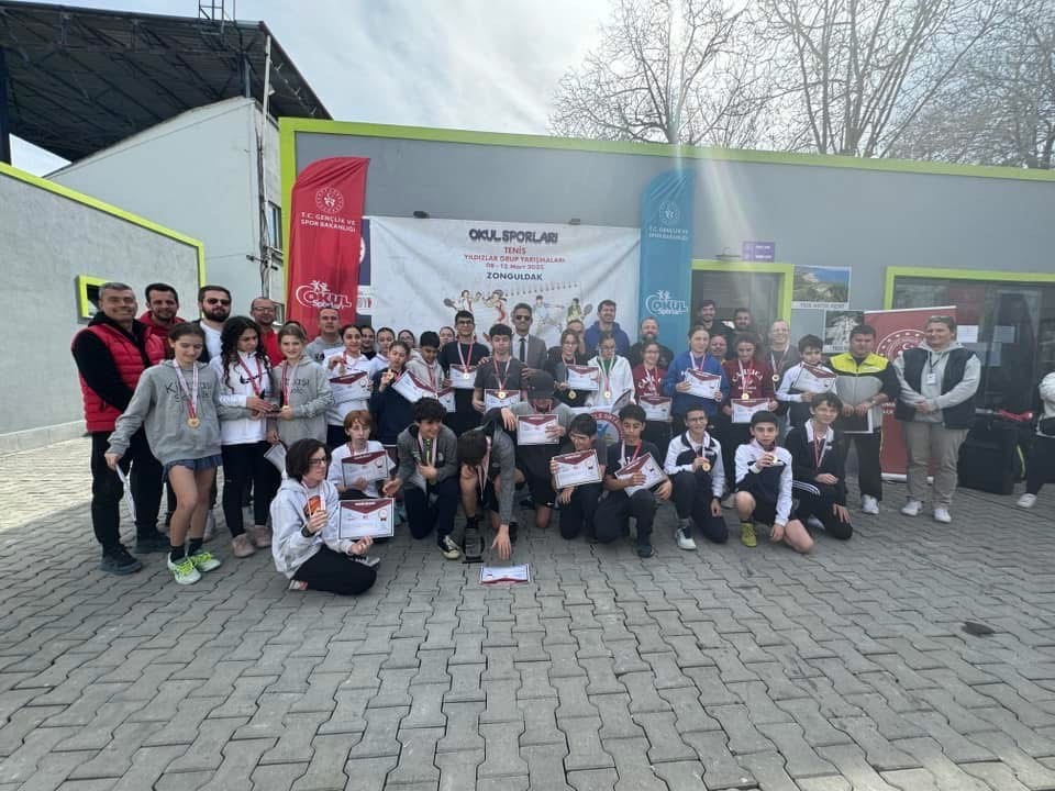 Çaycuma’da okul sporları tenis yıldızlar grup maçları heyecanı