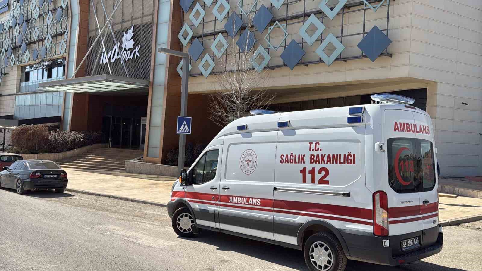 İVA Park AVM&rsquo;de y&uuml;ksekten d&uuml;şen gen&ccedil; yaralandı
