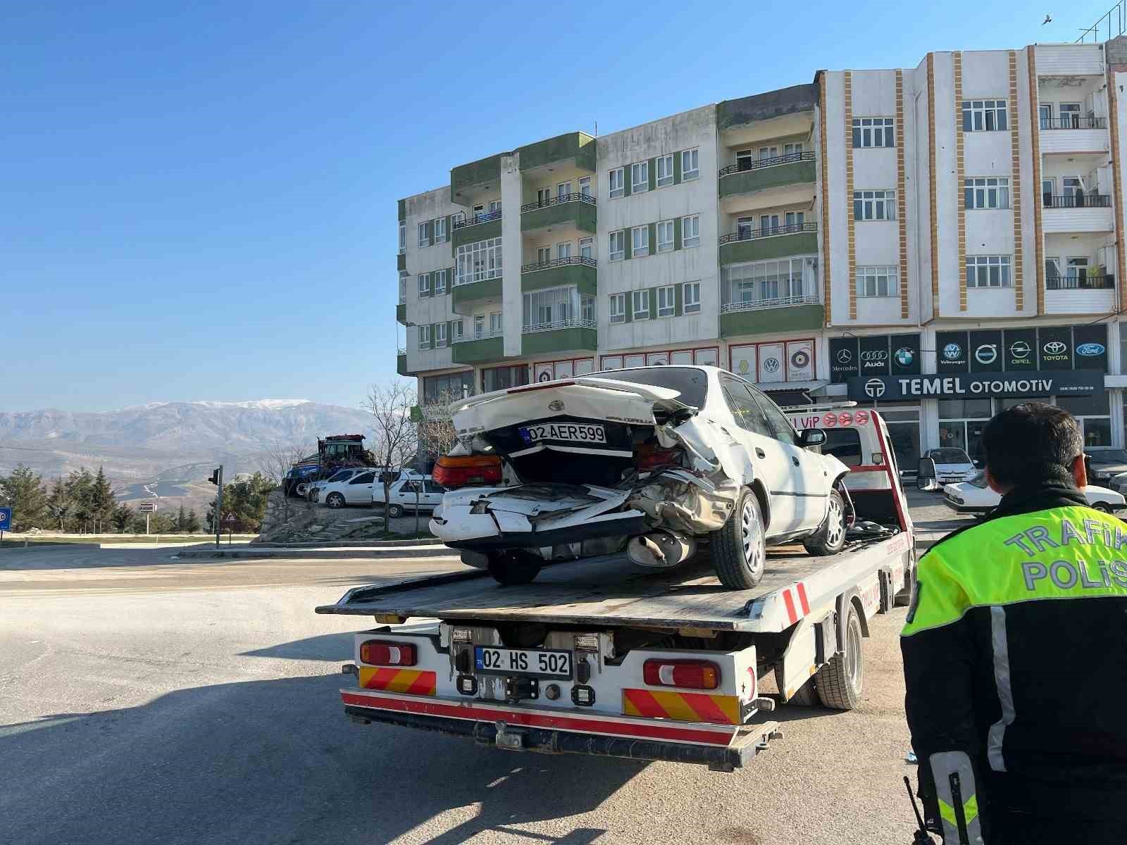 Adıyaman’da 2 otomobil çarpıştı: 2 yaralı