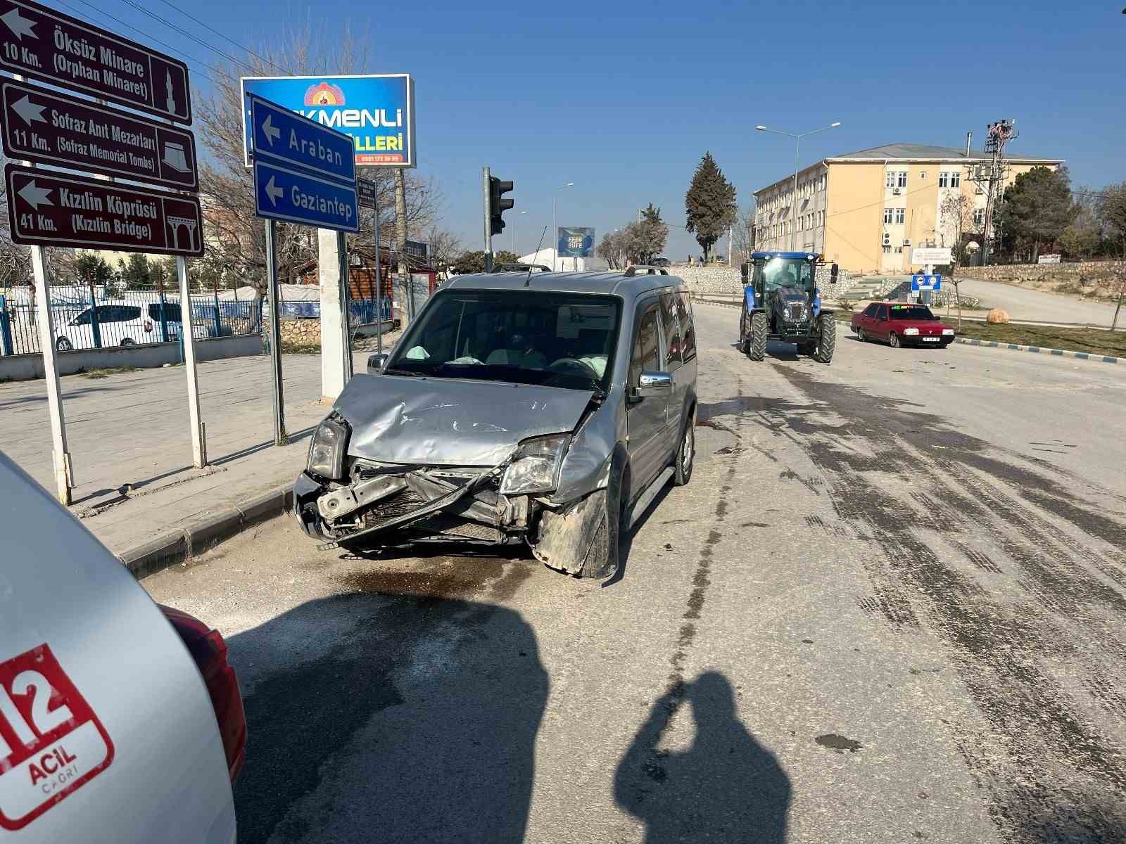 Adıyaman&rsquo;da 2 otomobil &ccedil;arpıştı: 2 yaralı
