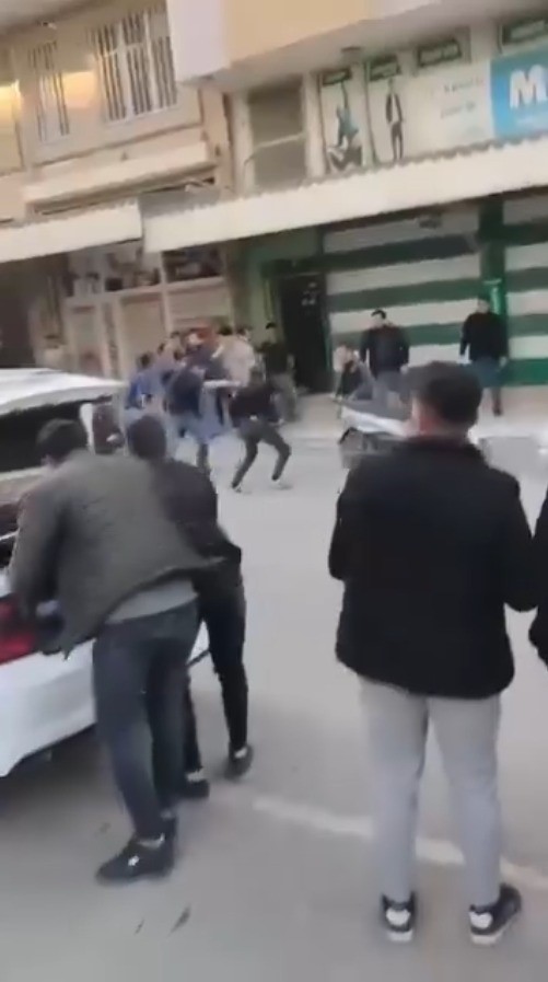 Akçakale’de yol ortasındaki taşlı sopalı kavga kameraya yansıdı