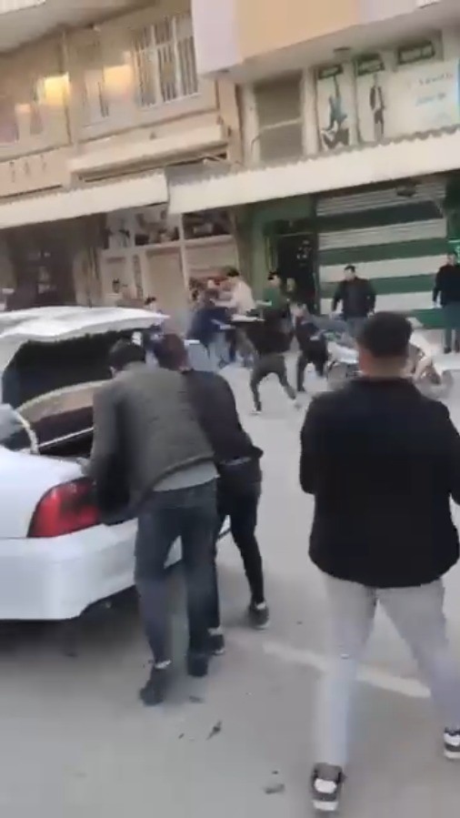 Ak&ccedil;akale&rsquo;de yol ortasındaki taşlı sopalı kavga kameraya yansıdı
