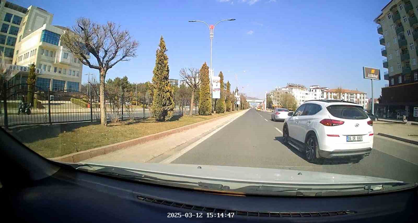 Elazığ’da trafikte makas atarak ilerleyen sürücü kameralara yansıdı