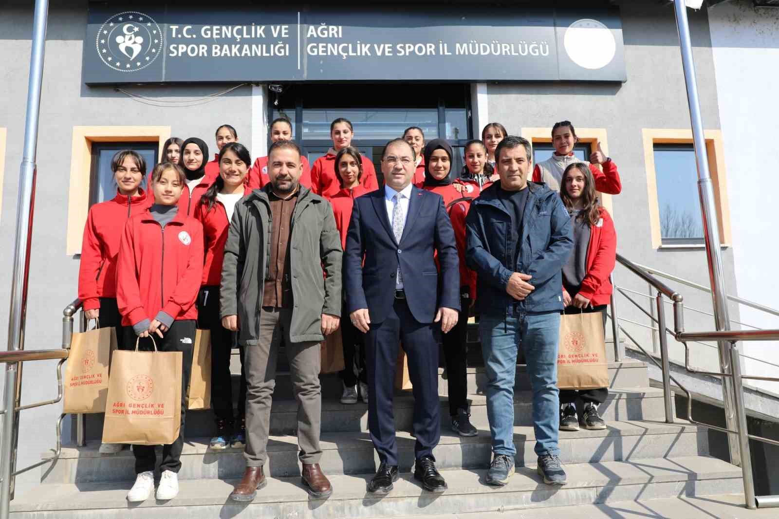 Ağrı Gen&ccedil;lik ve Spor İl M&uuml;d&uuml;r&uuml; &Ccedil;elebi, il&ccedil;elerde incelemelerde bulundu
