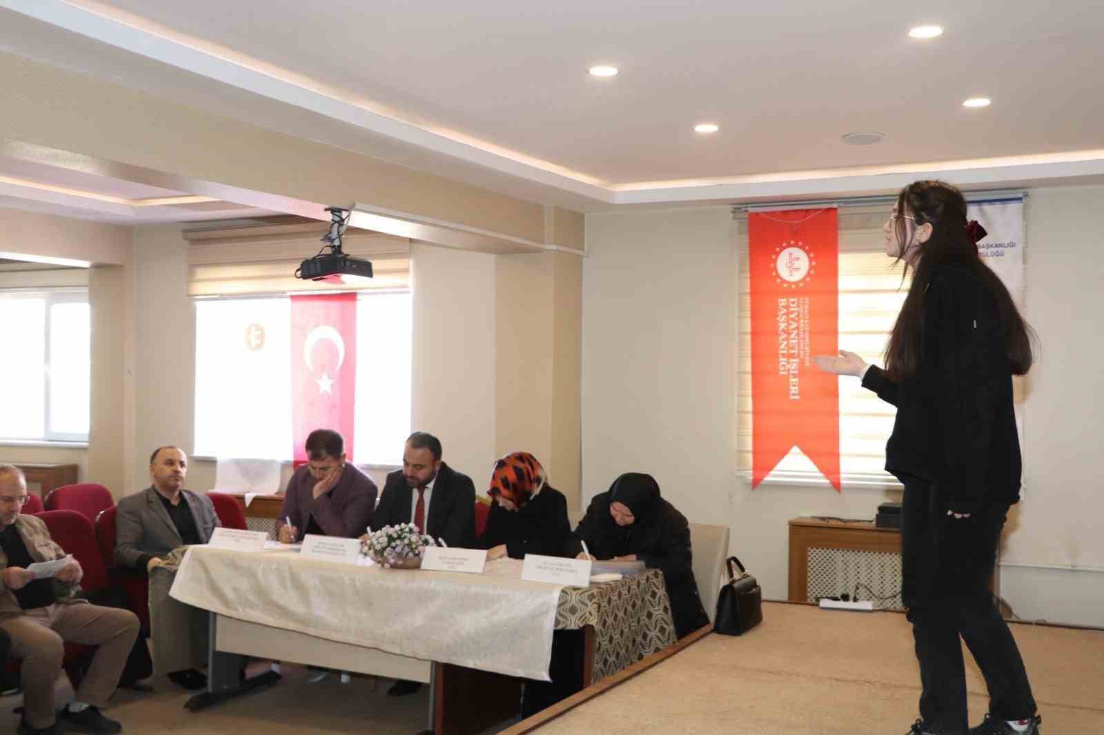 Sivas&rsquo;ta ortaokul &ouml;ğrencileri en iyi şiiri okumak i&ccedil;in yarıştı
