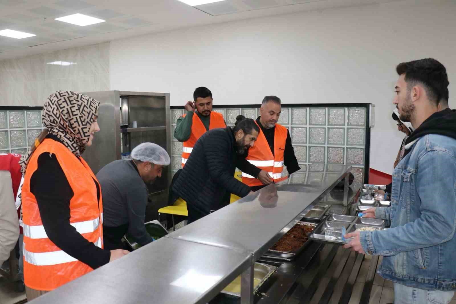 MAGİNDER, &uuml;niversite &ouml;ğrencileriyle iftarda buluştu
