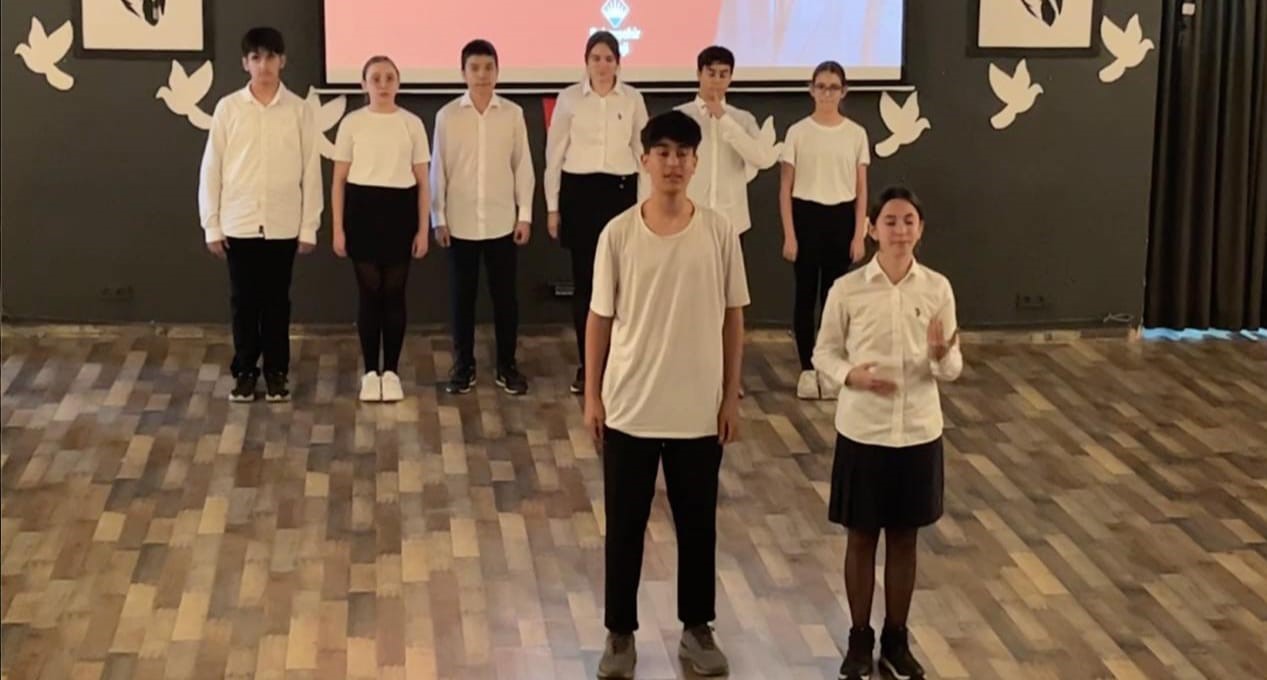 Ayvalık&rsquo;ta &ouml;ğrenciler İstiklal Marşı&rsquo;nı işaret diliyle seslendirdiler
