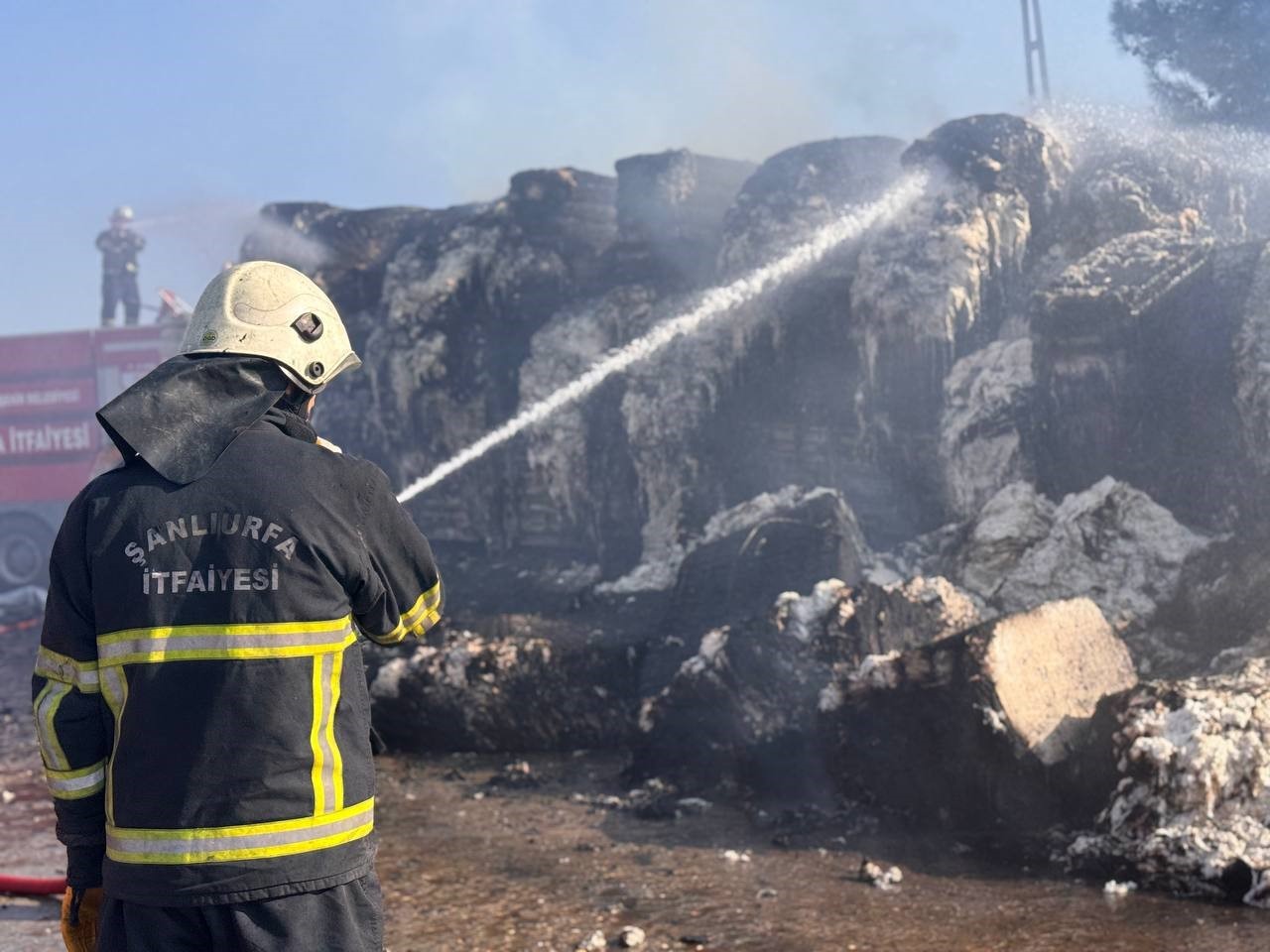 Şanlıurfa’da pamuk yüklü tır alev alev yandı