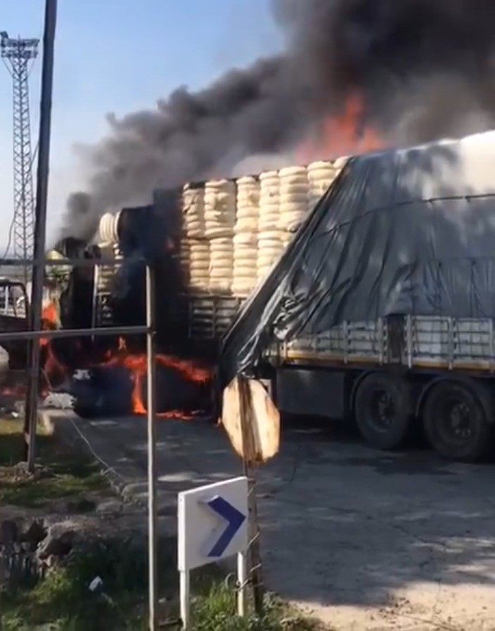Şanlıurfa&rsquo;da pamuk y&uuml;kl&uuml; tır alev alev yandı
