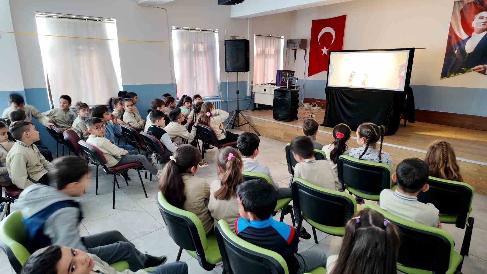 Karag&ouml;z-Hacivat&rsquo;ın d&uuml;nyası &ccedil;ocuklarla buluşuyor
