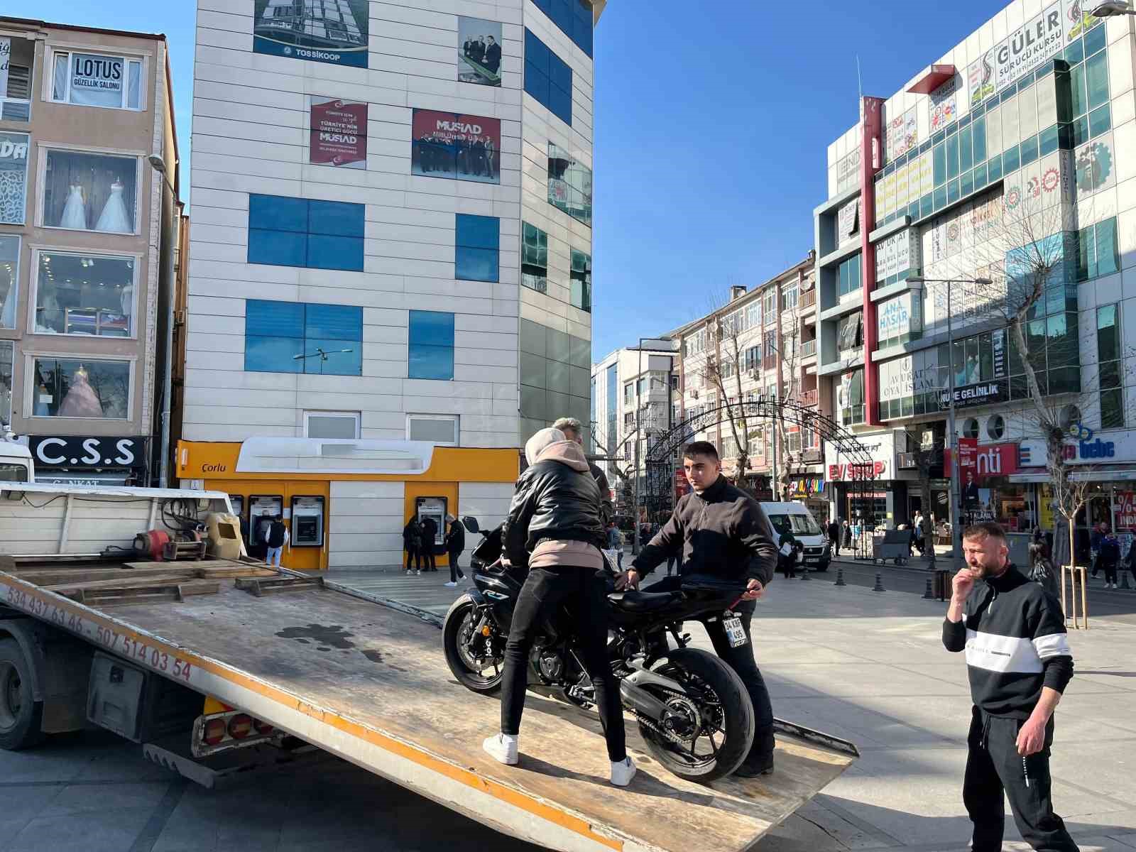 Trafiği tehlikeye attı, plakayı kapattı, cezayı yedi