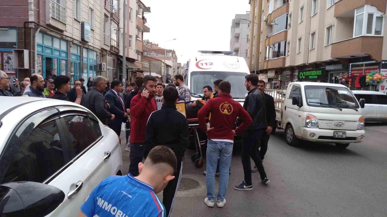 Önündeki araca çarpan motosikletli hastanelik oldu