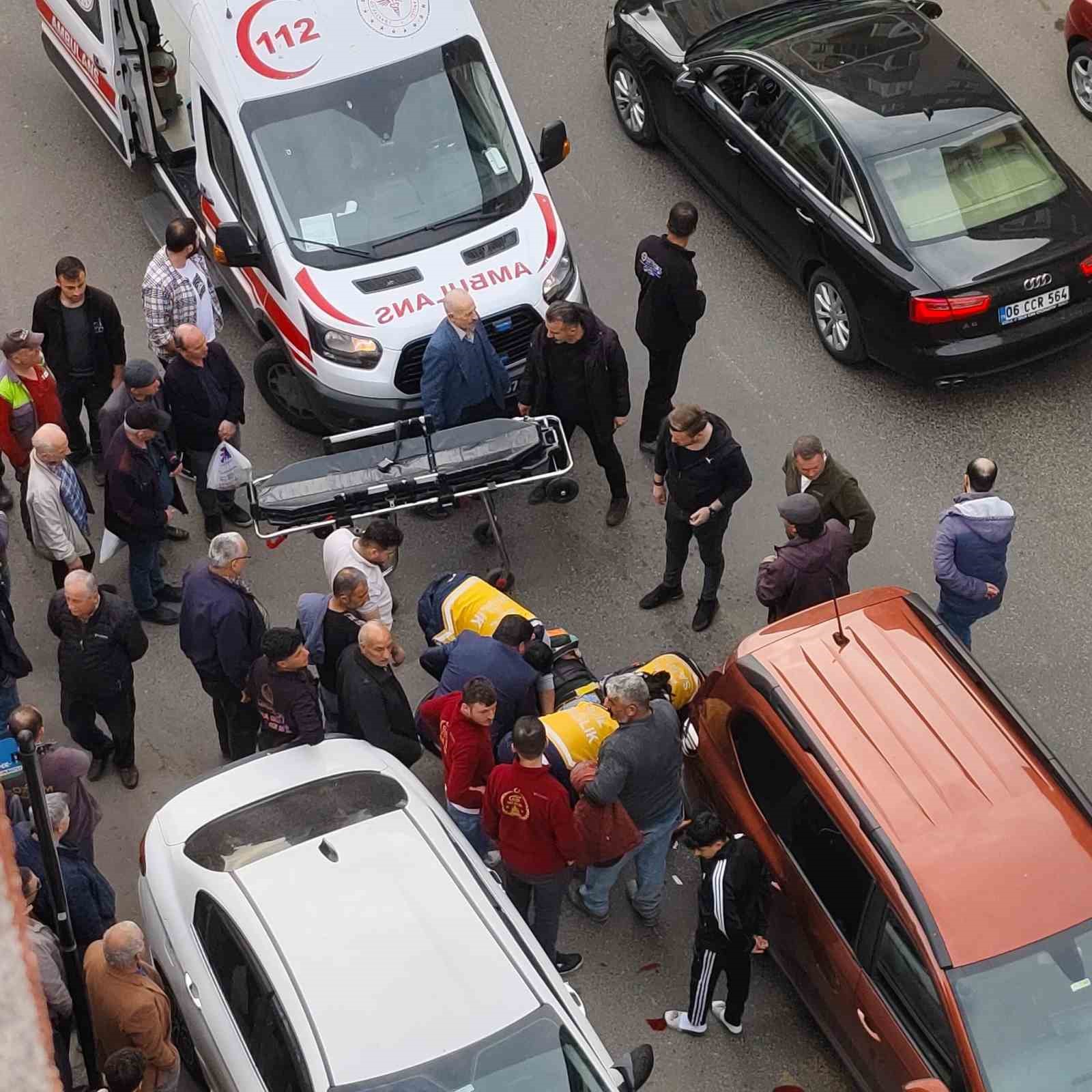 &Ouml;n&uuml;ndeki araca &ccedil;arpan motosikletli hastanelik oldu

