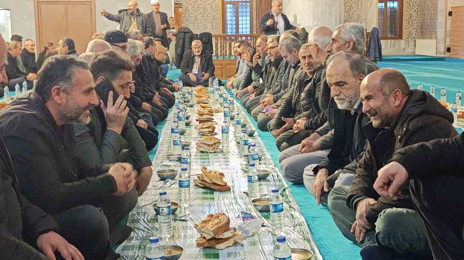 Van&rsquo;da &ccedil;orba, su ve ekmek sofrasında kardeşlik buluşması
