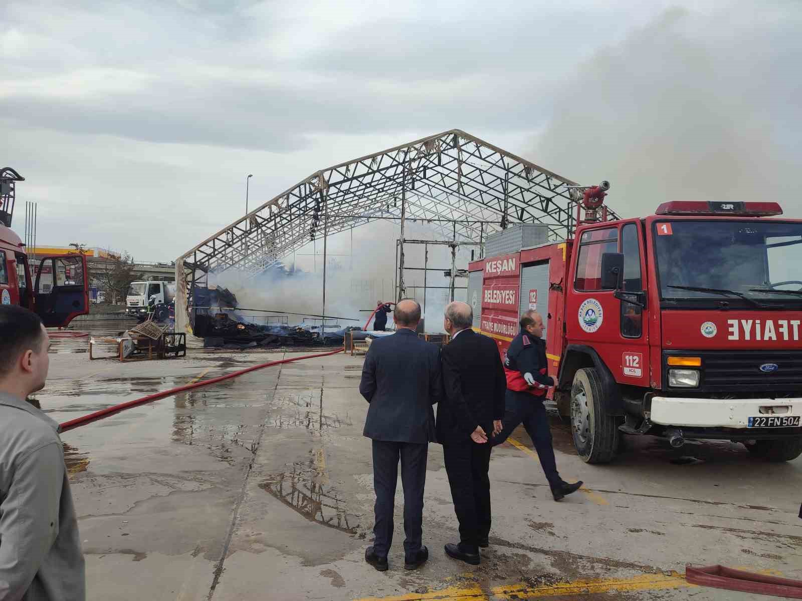 Keşan&rsquo;da mobilya satışı yapılan &ccedil;adırdan y&uuml;kselen alevler korkuttu
