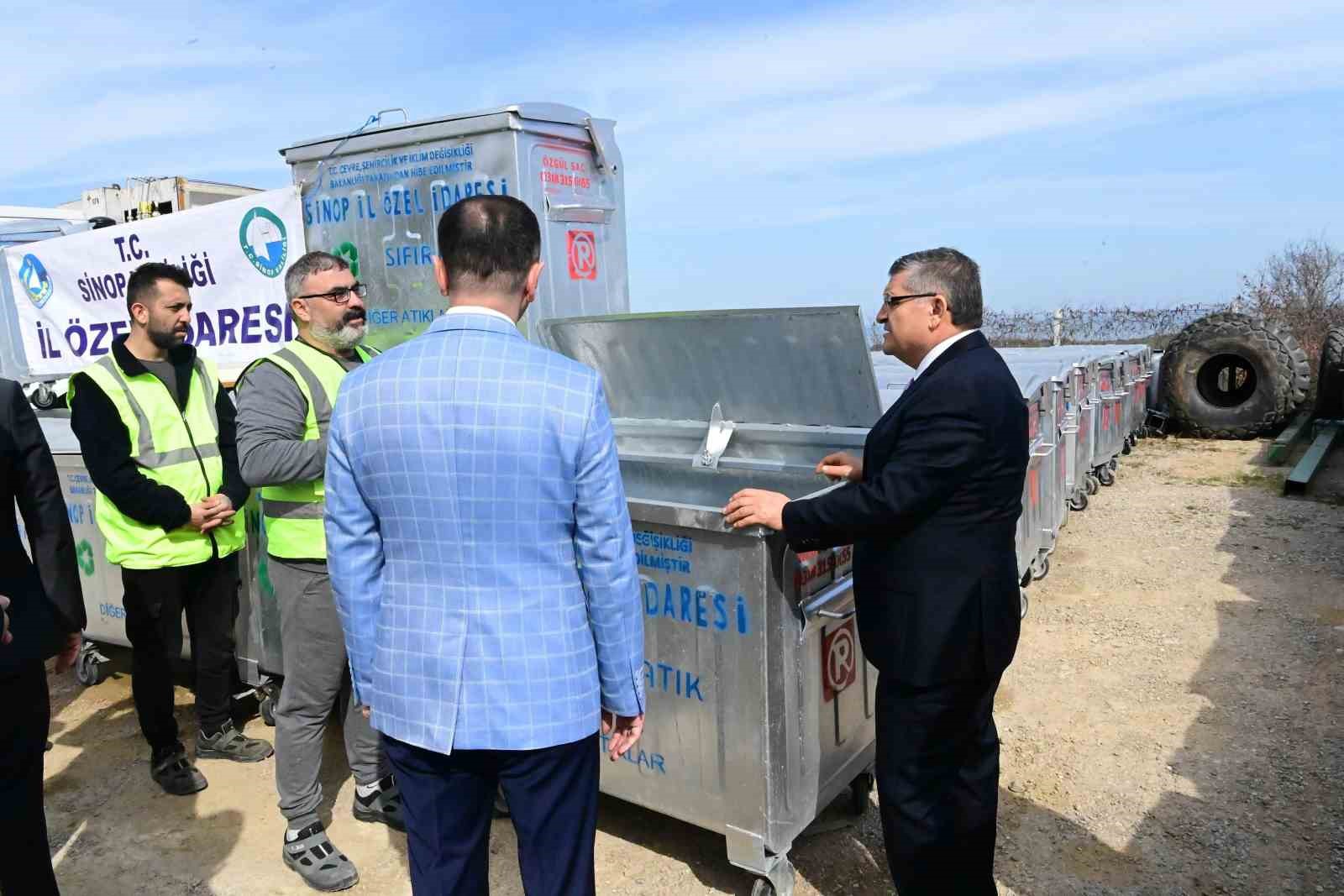 Sinop&rsquo;a 482 yeni &ccedil;&ouml;p konteyneri teslim edildi
