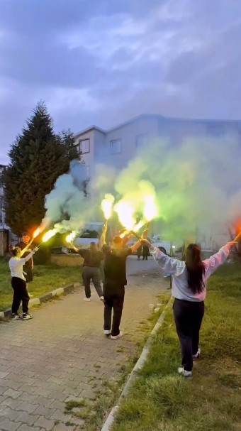 Genç taraftar tribünden düşmüştü, evinde meşalelerle karşılandı
